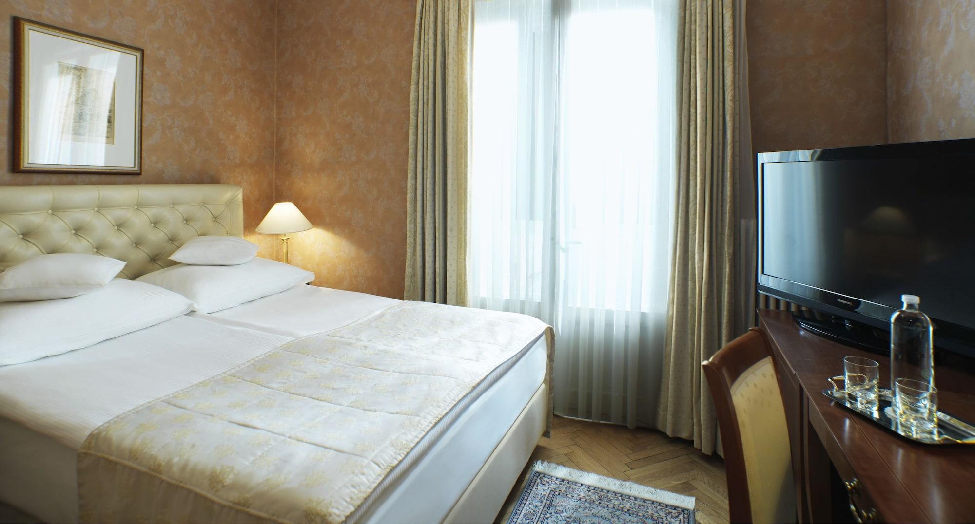Grand Hotel Toplice - Small Luxury Hotels Of The World Блед Екстер'єр фото A room at the hotel