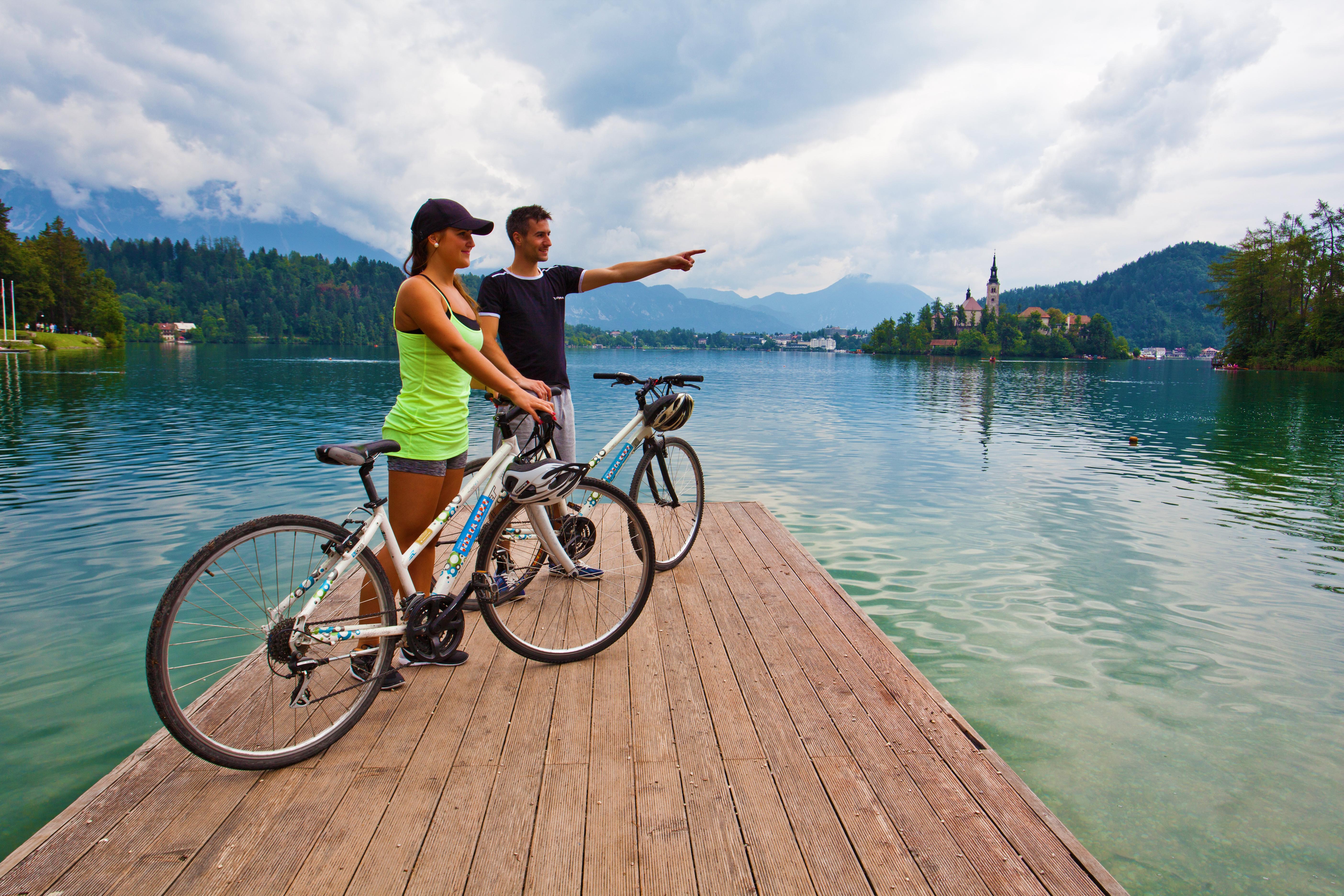 Grand Hotel Toplice - Small Luxury Hotels Of The World Блед Екстер'єр фото Biking at Lake Bled