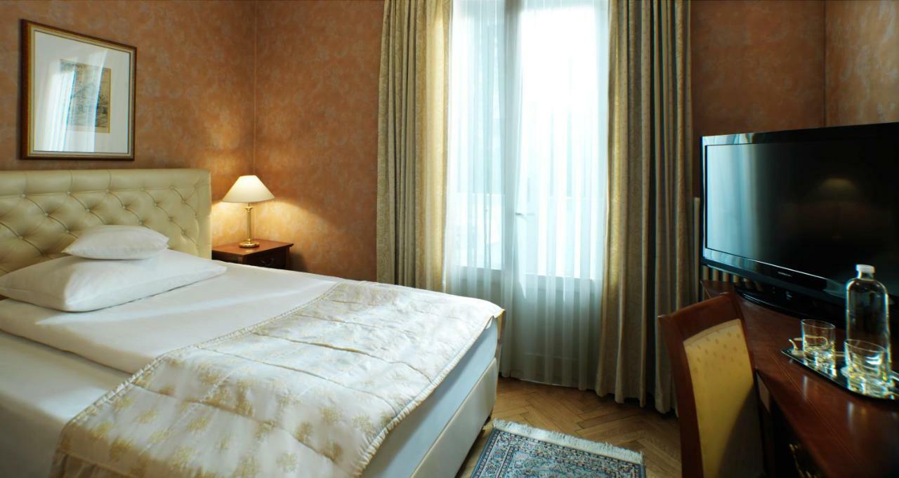 Grand Hotel Toplice - Small Luxury Hotels Of The World Блед Екстер'єр фото A bedroom at the hotel